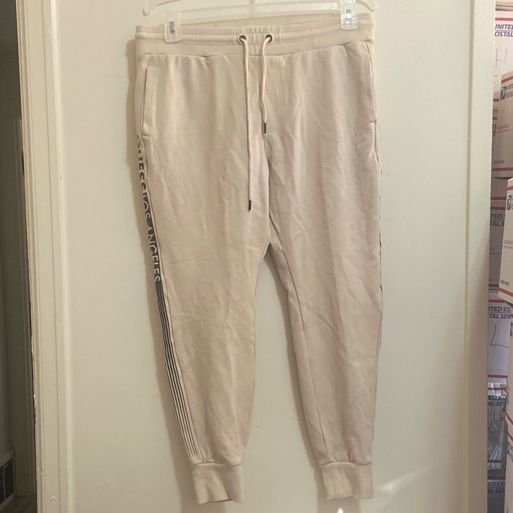 Mens size med Guess cream joggers T23